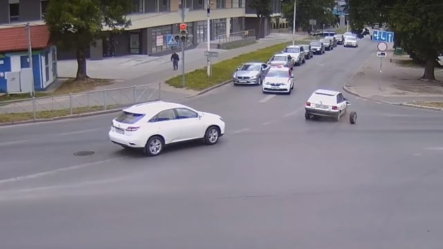 Сбитые велосипедисты и отлетевшие колёса: 