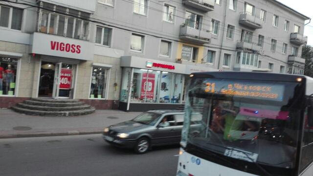 В Калининграде два человека пострадали при столкновении автобуса с легковушкой