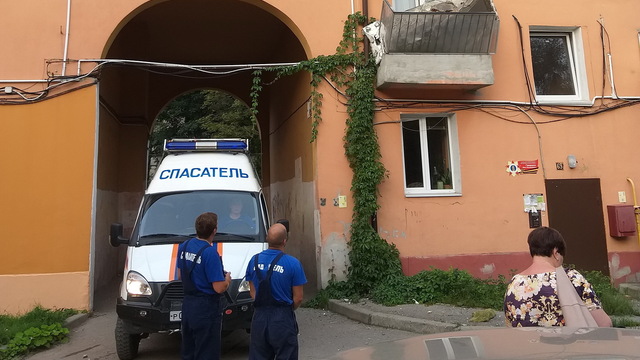 В Калининграде в одном из домов на Каштановой аллее рухнул балкон (фото)