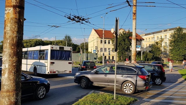 В Калининграде из-за ДТП с автобусом блокирован выезд с улиц Борзова и Леонова на Советский проспект
