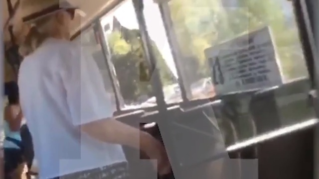 Очевидец: В калининградском автобусе на пассажирку с ребёнком упало разбившееся стекло