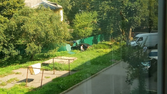 В Калининграде машина протаранила забор детского сада (фото)