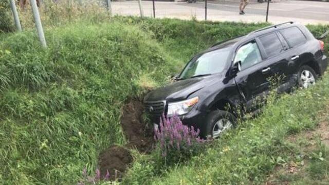 В Пионерском внедорожник с двумя детьми вылетел в кювет (фото, видео)