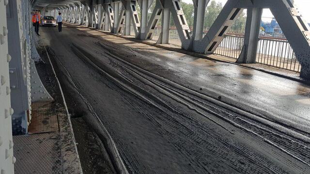 Из-за разлива мазута двухъярусный мост временно закрыли для автомобилей