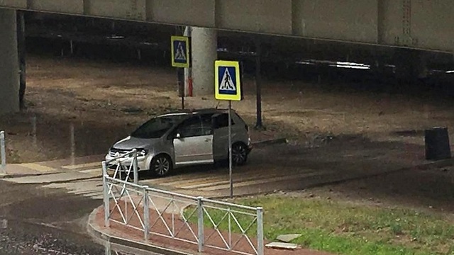 Со Второго эстакадного моста рухнул крупный кусок бетона