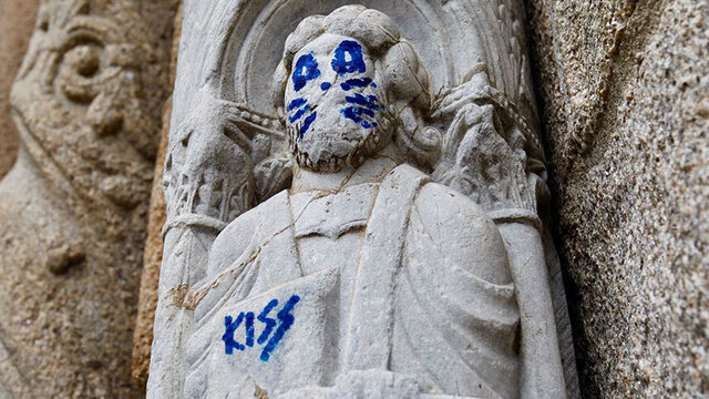 В Испании фанаты группы Kiss  пририсовали усы статуе XII века (фото)