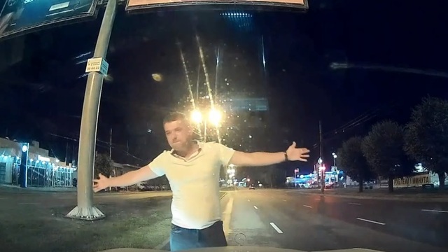 Очевидцы: на Московском проспекте мужчина бросался под машины (видео)
