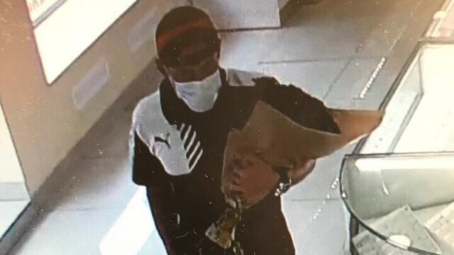 В Калининграде парень в медицинской маске и с букетом роз украл кольцо в ювелирном магазине