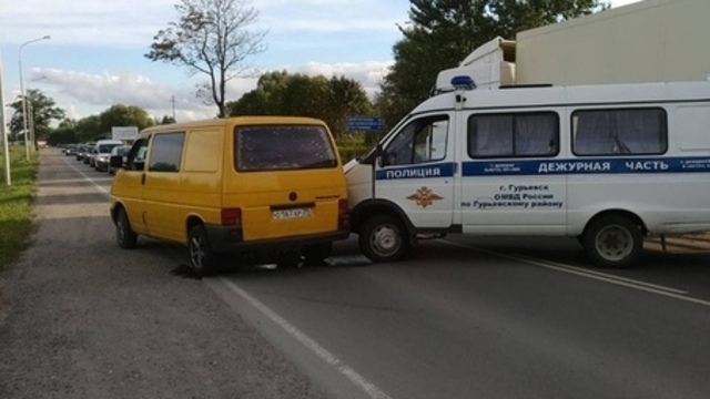 Под Калининградом микроавтобус столкнулся с автомобилем полиции Гурьевска (фото)