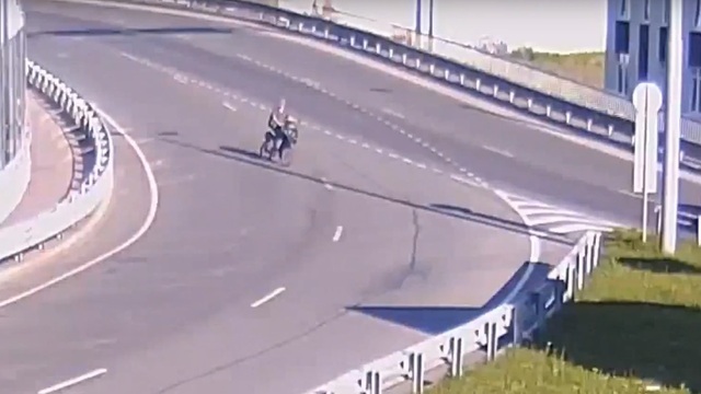 ДТП с велосипедистом на Втором эстакадном мосту попало на видео