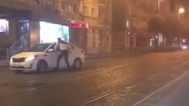 На Ленинском проспекте водитель сломал зеркало чужому Kia за медленную езду (видео)