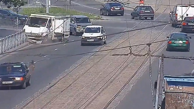 На перекрёстке проспекта Калинина и улицы Дзержинского грузовик врезался в дорожное ограждение (видео)