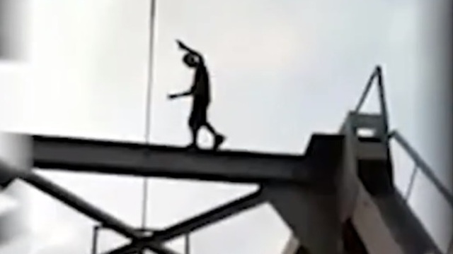 Падение подростка с железнодорожного моста на улице Суворова попало на видео