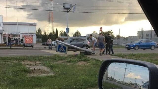 На Московском проспекте иномарка сбила дорожный знак (фото)
