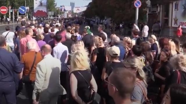 Колонна из 120 тысяч человек: СМИ показали кадры прощания с главой ДНР Александром Захарченко