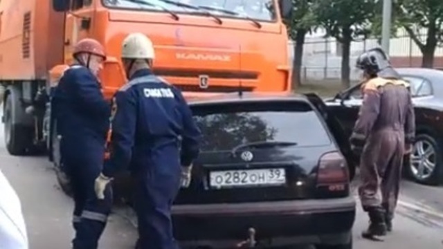 На улице Озёрной Volkswagen влетел в грузовик, пострадал водитель (видео)