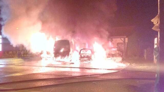 В Янтарном ночью на стоянке у кафе сгорело четыре автомобиля