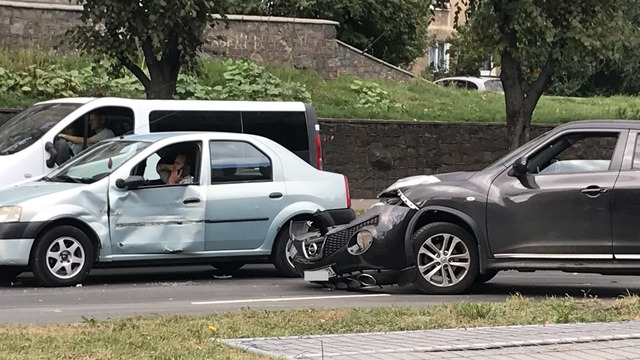 На Московском проспекте столкнулись Nissan и Renault, собирается пробка (фото)