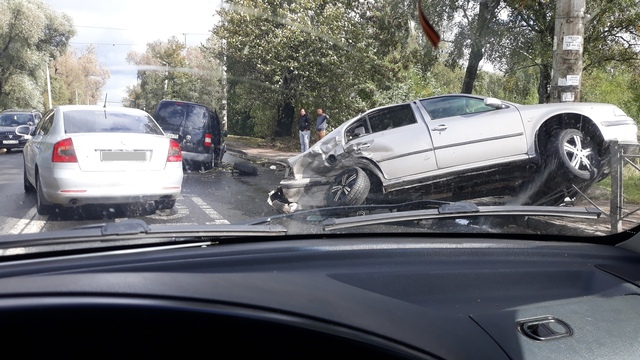 На ул. Суворова Skoda перевернулась и повисла на ограде после столкновения с Volkswagen (фото)