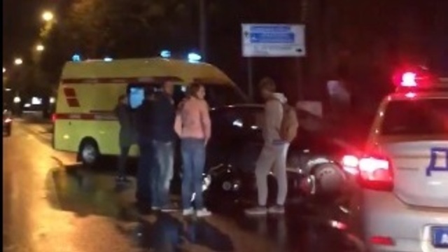 В Калининграде на Невского столкнулись легковушка и мотоцикл (видео)