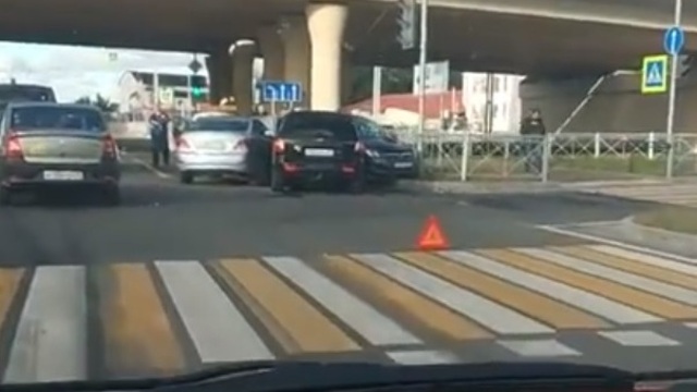 На Восточной эстакаде три автомобиля столкнулись и врезались в дорожное ограждение (видео)