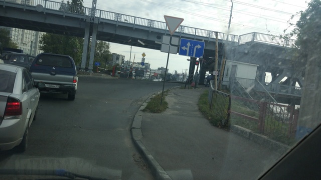 В Калининграде бетономешалка заблокировала Двухъярусный мост (фото)