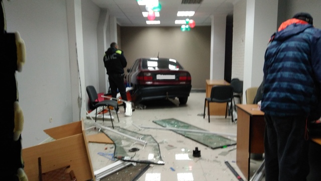 На ул. Гагарина автомобиль протаранил входную дверь и заехал в детский учебный центр (фото)