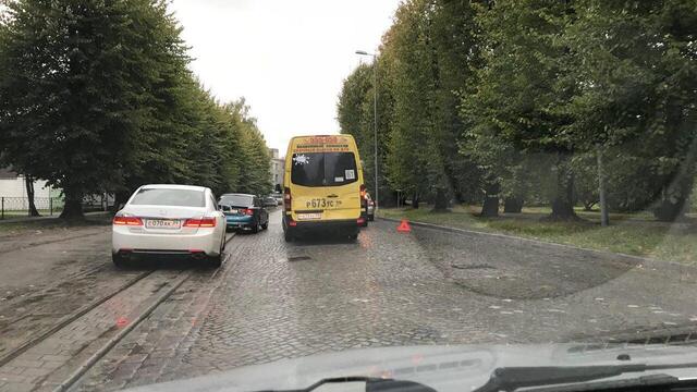 На ул. Пролетарской из-за ДТП с маршруткой образовалась пробка (фото)