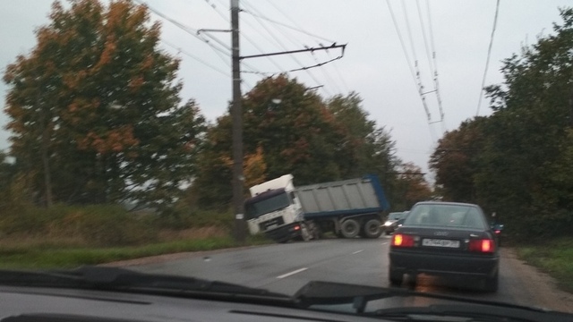 Очевидцы: под Борисово грузовик съехал в кювет, движение затруднено