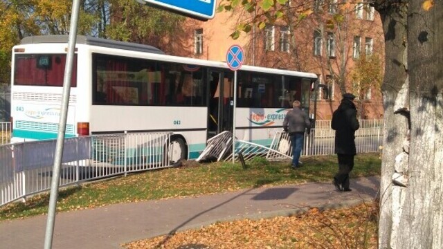 В Балтийске автобус со стажёром за рулём снёс забор у вокзала