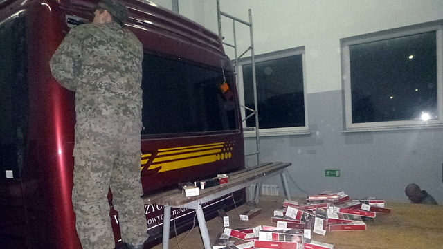 В Гусеве пограничники задержали поляка с 17 кг сигарет, спрятанных в крыше автобуса