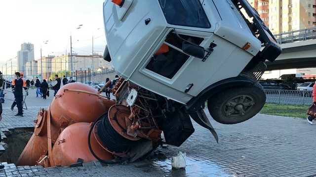 В Казани ассенизаторский КамАЗ провалился под землю (видео)