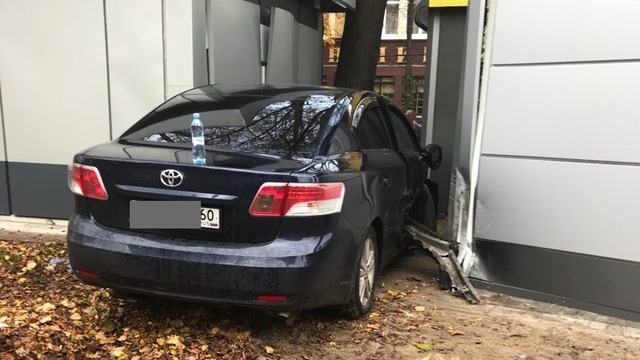 На перекрёстке ул. Карла Маркса и Леонова Toyota врезалась в киоск после столкновения с Audi (фото)