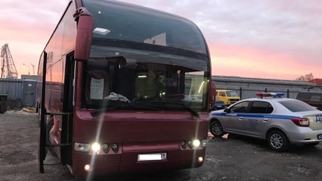 В застрявшем под мостом на ул. Островского автобусе пострадали трое детей