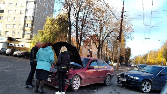 Ул. Дзержинского встала в двухкилометровой пробке из-за аварии (фото)