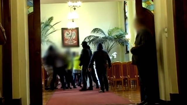 В Польше жениха арестовали сразу после регистрации брака (видео)