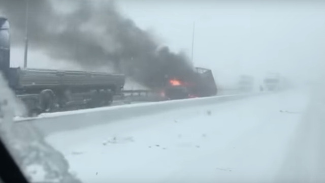 В Ростовской области во время массового ДТП взорвался автомобиль (видео)