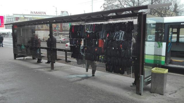 В Калининграде остановку у Центрального рынка превратили в торговую палатку (фото)