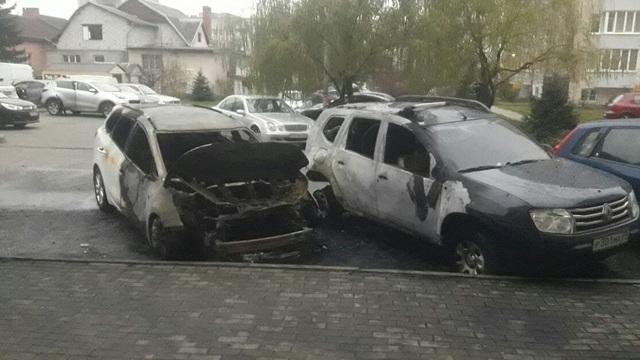 В Калининграде во дворе дома на ул. Кошевого сгорели три машины (фото)