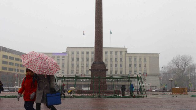 На площади Победы в Калининграде снова начали собирать ёлку (фото)