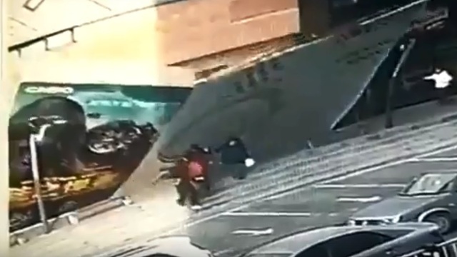 В Китае гигантская рекламная вывеска рухнула на прохожих из-за порыва ветра (видео)