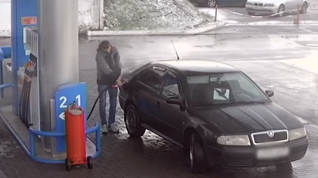 В Калининграде автомобилист за месяц девять раз заправился и не оплатил бензин (видео)