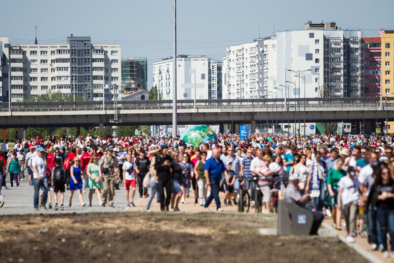 <div style="text-align: justify;">
	В Калининграде торжественно открыли новый стадион матчем &amp;quot;Балтика&amp;quot; &amp;mdash; &amp;quot;Тюмень&amp;quot;.&amp;nbsp;Следующая игра на новом стадионе Калининград состоится уже в рамках чемпионата мира. Новую спортивную арену в субботу, 12 мая, посетили 31 225 человек. О том, как открывали новый стадион, в фоторепортаже Александра Подгорчука.&amp;nbsp;&amp;nbsp;</div>
