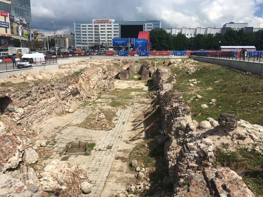 В Калининграде убрали забор вокруг руин Королевского замка (фото) - Новости Калининграда | Фото: Александр Подгорчук / "Клопс"