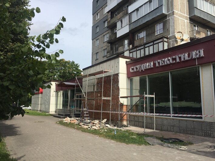С дома в Зоологическом переулке сбивают изображения ракет (фото) - Новости Калининграда | Александр Подгорчук / "Клопс"