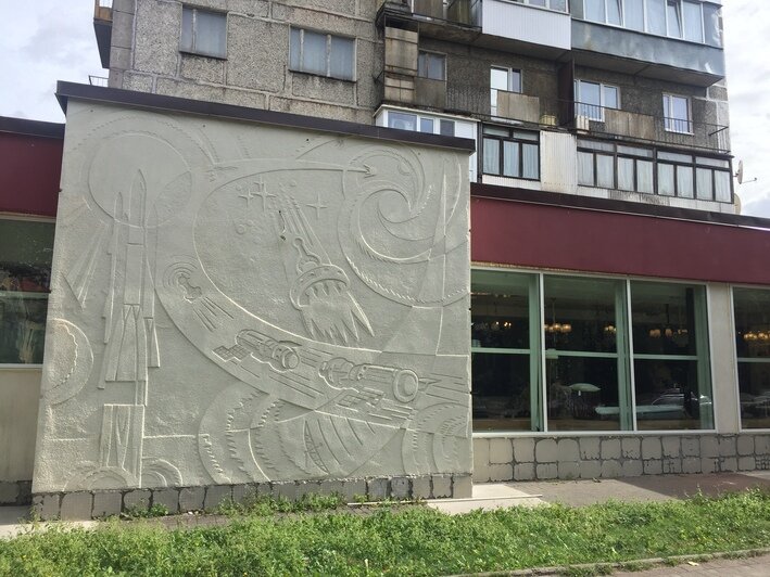 С дома в Зоологическом переулке сбивают изображения ракет (фото) - Новости Калининграда | Александр Подгорчук / "Клопс"