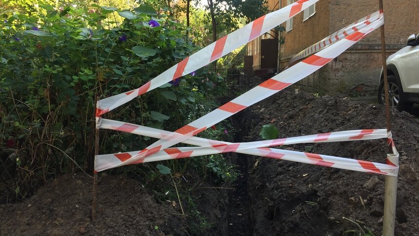 Калининградка сломала ногу, упав в вырытую во дворе дома траншею  - Новости Калининграда | Фото: Александр Подгорчук / "Клопс"