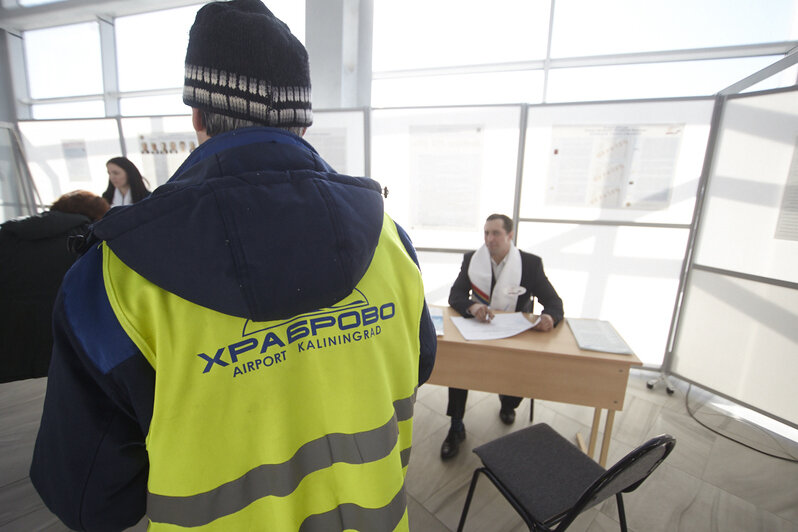 <div style="text-align: justify;">
	В воскресенье, 18 марта, корреспонденты &amp;quot;Клопс&amp;quot; наблюдали за тем, как проходят выборы в Калининграде и в области. Выборы президента-2018&amp;nbsp;<span style="color: rgb(51, 51, 51); font-family: Arial, Helvetica, sans-serif; font-size: 13px;">&amp;mdash; в фоторепортаже Александра Подгорчука.&amp;nbsp;</span></div>
