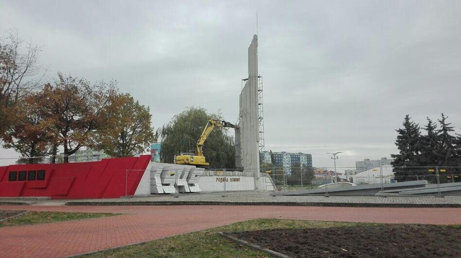На Московском проспекте начали демонтировать стелу памятного знака морякам-балтийцам - Новости Калининграда | Константин Сериков / "Клопс"