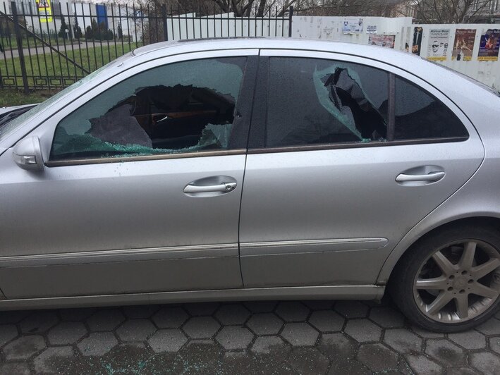 В центре Калининграда неизвестные обстреляли Mercedes - Новости Калининграда | Александр Подгорчук / "Клопс"